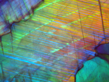 Polysynthetische Verzwillingung in einem australischen Edelopal (Mikroskopaufnahme) Edelopal aus Australien mit Zwinllingslamellen