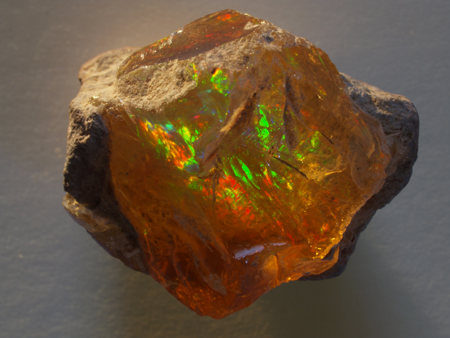 Äthiopischer Opal mit Farbspiel in Transmission Contra-Luz-Opal aus Äthiopien