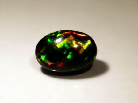 Äthiopischer Opal - Schwarzfärbung durch Rauch Opal - Schwarzfärbung durch Behandlung mit Rauch