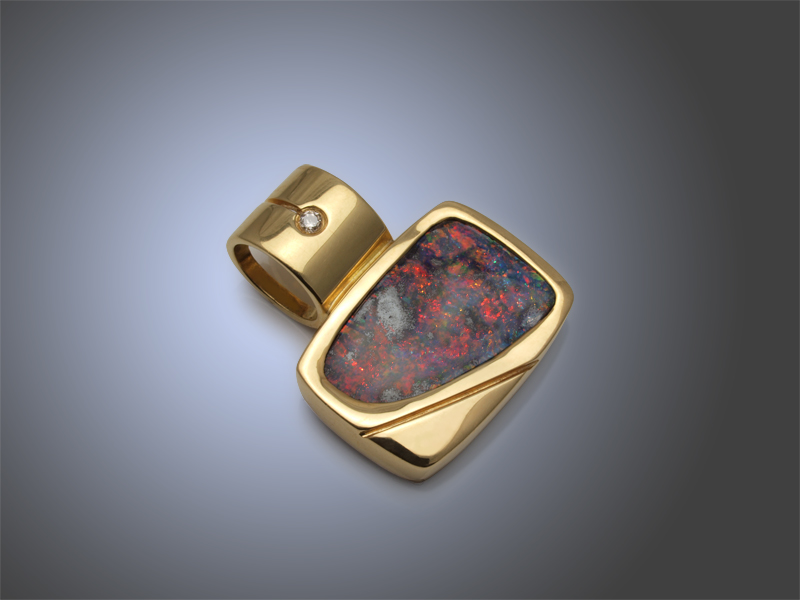 Boulderopal mit rotem Farbspiel in Gold Opalschmuck - Goldanhänger mit Edelopal