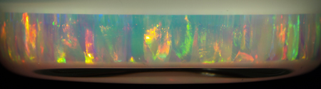 Opalines Sediment aus Silica-Partikeln mit Farbspiel